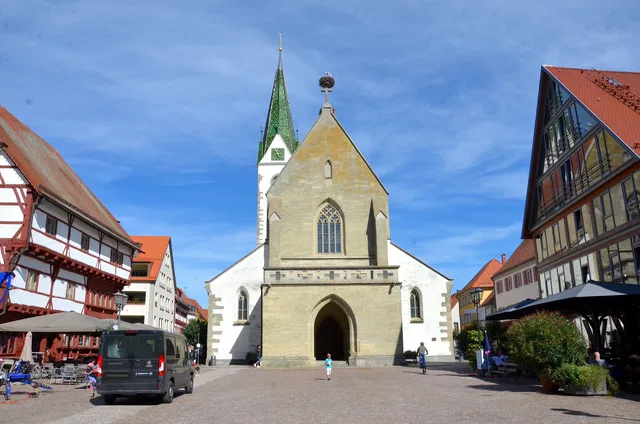 Historische Altstadt von Bad Saulgau mit Kirche, Torbogen und Fachwerkhäusern