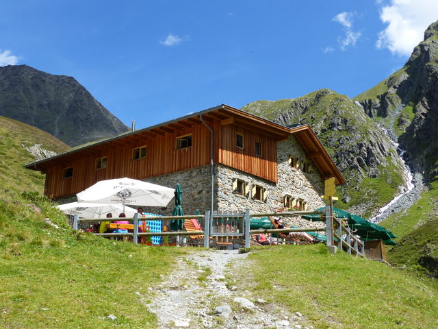 Amberger Hütte mit Terrasse und Wasserfall im Sulztal