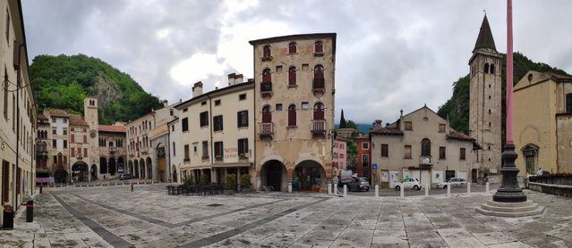 Piazza Marcantonio Flaminio und historische Gebäude in Serravalle