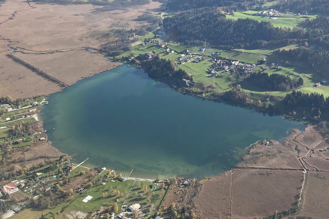 Herbstliche Uferlandschaft am Pressegger See