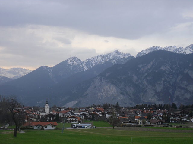 Umgebungsmotiv: Blick über Birgitz und Wiesen auf die umliegenden Berge