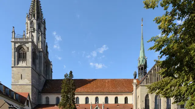 Südseite des Konstanzer Münsters mit hohem Turm und gotischem Chor bei blauem Himmel. Ortsmotiv.