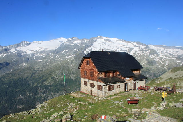 Kattowitzer Hütte mit Bergkulisse am Beginn des Übergangs