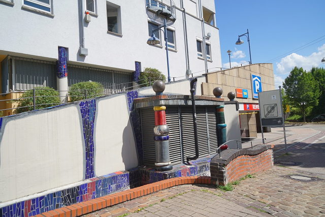 Bunte Architektur am Hundertwasserhaus in Plochingen