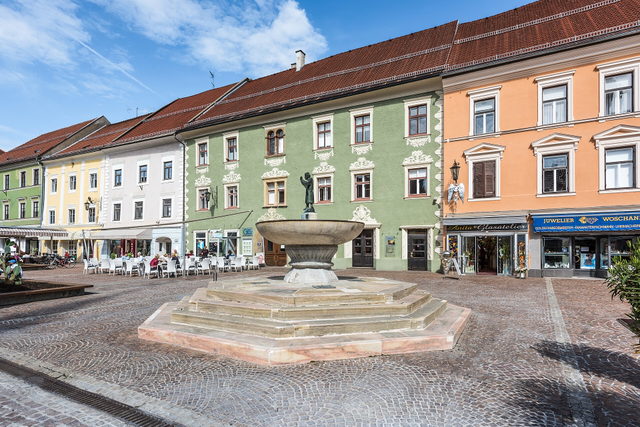 Schüsselbrunnen und Häuser am Hauptplatz von St. Veit an der Glan