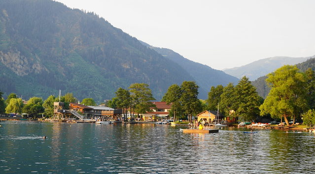 Sommerliches Seeufer in Döbriach am Millstätter See
