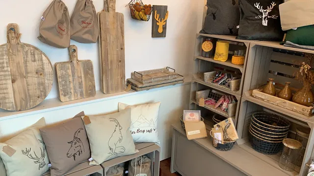 Ladenecke mit Kissen, Holzschneidebrettern, Körben und Dekoration.