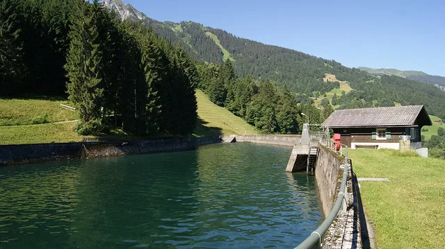 Speicher Bitschweil im Montafon; der Aquaweg führt von Latschau in diesen Bereich.