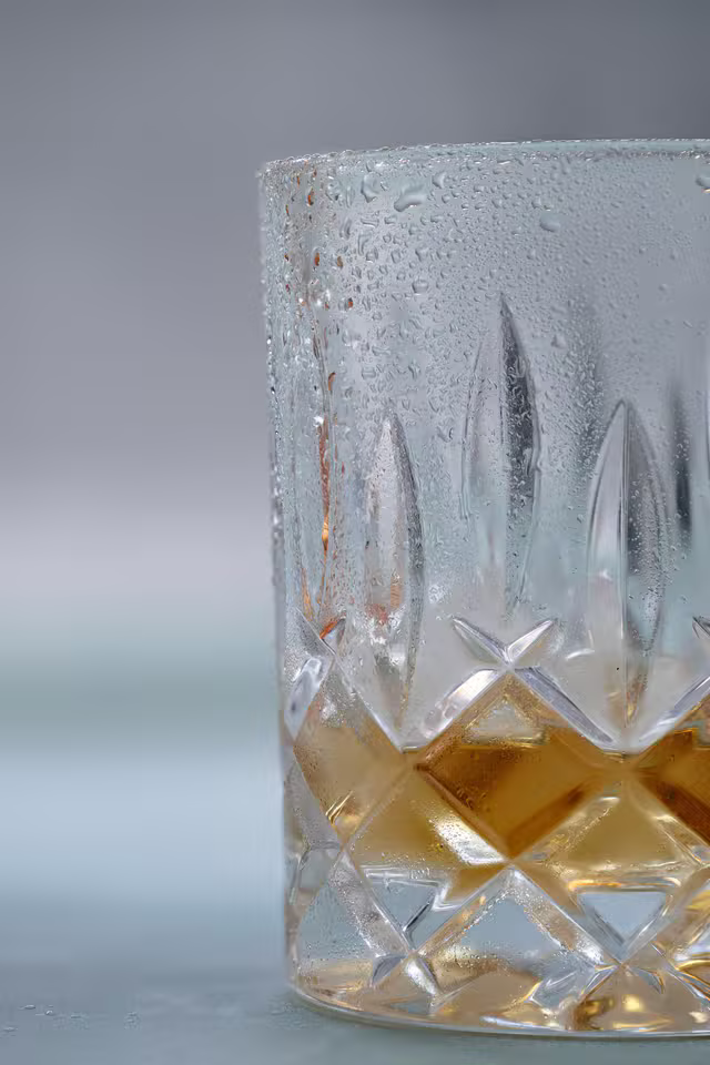 Symbolbild: Glas mit einer Spirituose. Keine Originalaufnahme des Anbieters oder seines Angebots.