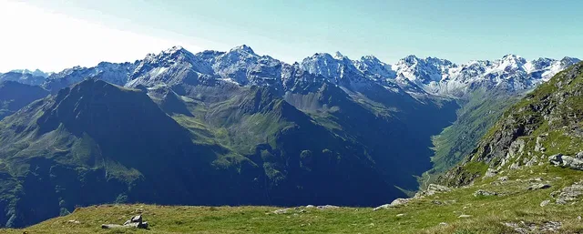 Blick vom Versettla-Höhenweg ins Garneratal; das Foto zeigt das Tal von oben und keinen Standort auf der beschriebenen Talwanderung.