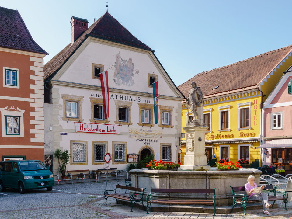 Stadtplatz Grein – historische Bürgerhäuser und Altes Rathaus an der Donau