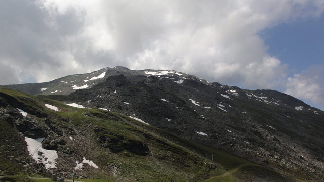 Berglandschaft oberhalb von Tulfes mit Schneeresten