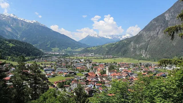 Blick von Nordosten über Zams im Inntal.
