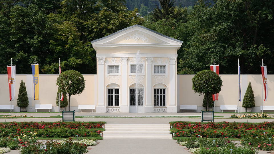 Pavillon und Rosenbeete im Doblhoffpark in Baden bei Wien