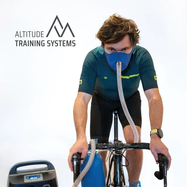 Mann auf Fahrradtrainer mit Atemmaske vor Logo "Altitude Training Systems"