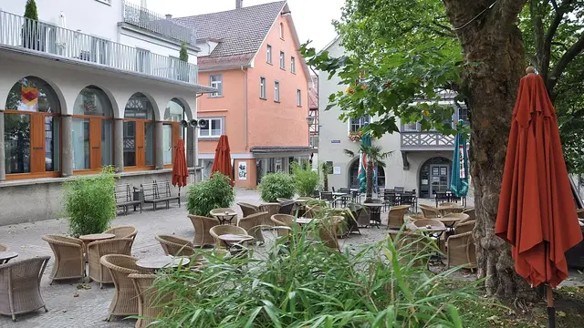 Platz an Kornhausstraße und Marktstraße in Leutkirch im Allgäu. Ortsmotiv zur Ausflugsplanung.