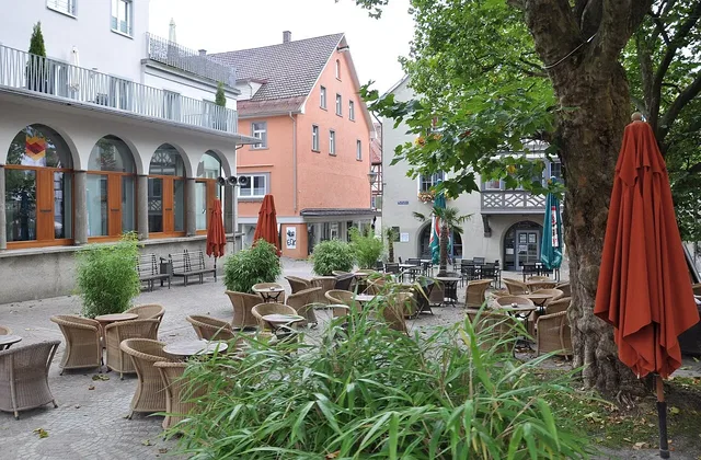 Marktplatz in Leutkirch mit historischen Häusern und Caféterrasse
