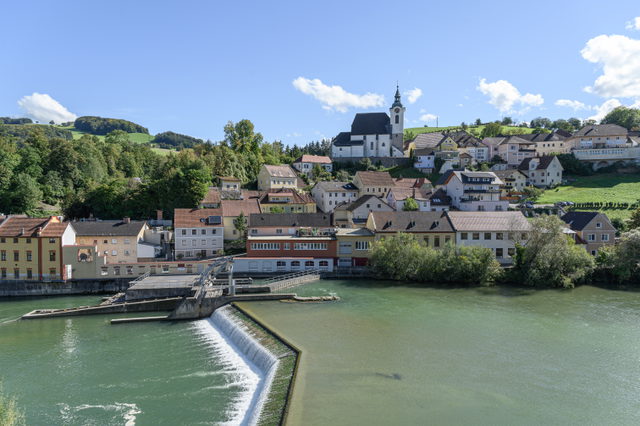 Steinbach an der Steyr mit dem Fluss im Vordergrund