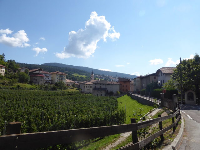 Häuser und Obstwiesen im Ortsteil Fondo von Borgo d’Anaunia
