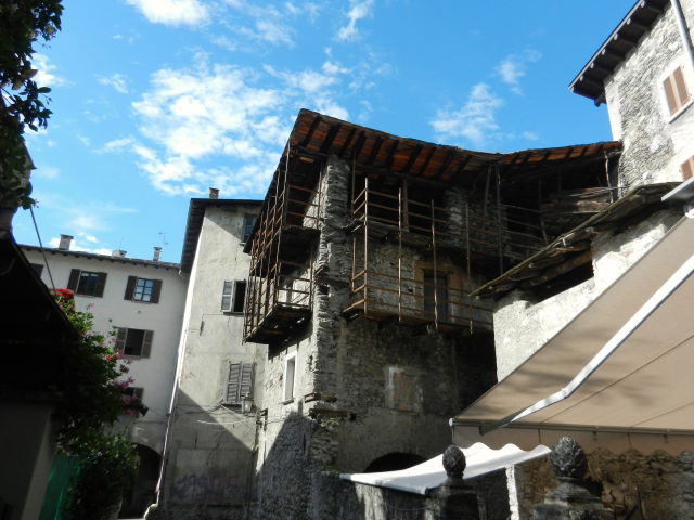Historische Häuser mit hölzernen Balkonen an der Via Scarpatetti in Sondrio