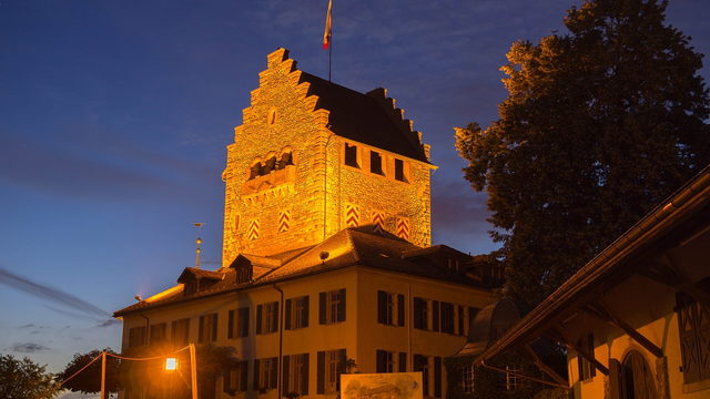 Beleuchteter Schlossturm von Uster am Abend