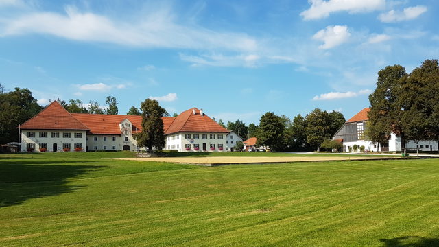 Historische Gebäude des Gestüts Schwaiganger bei Ohlstadt.