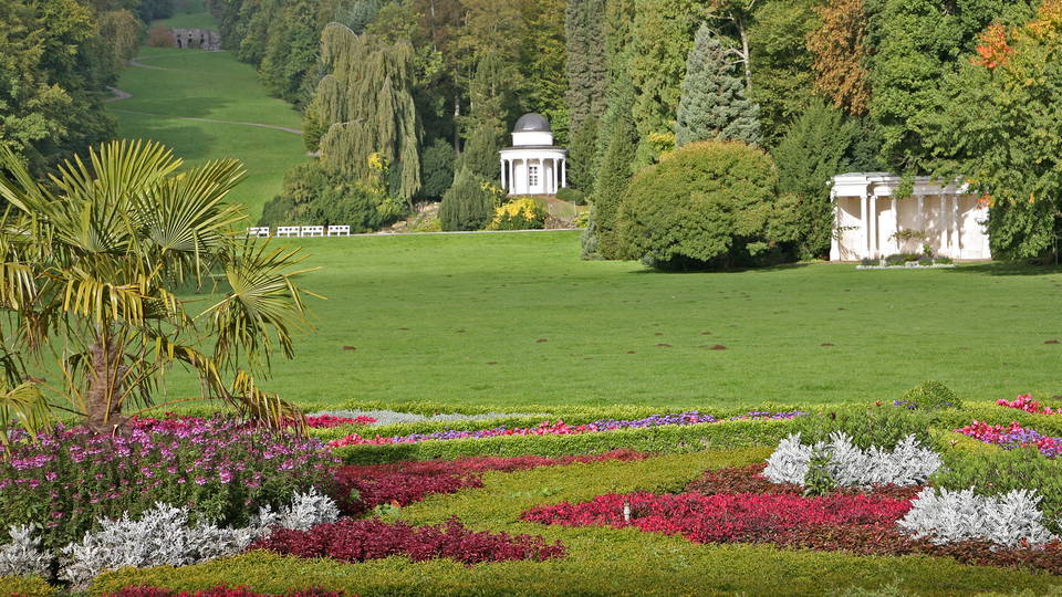 Blumenrabatten, Landschaftspark und Jussowtempel im Bergpark Wilhelmshöhe