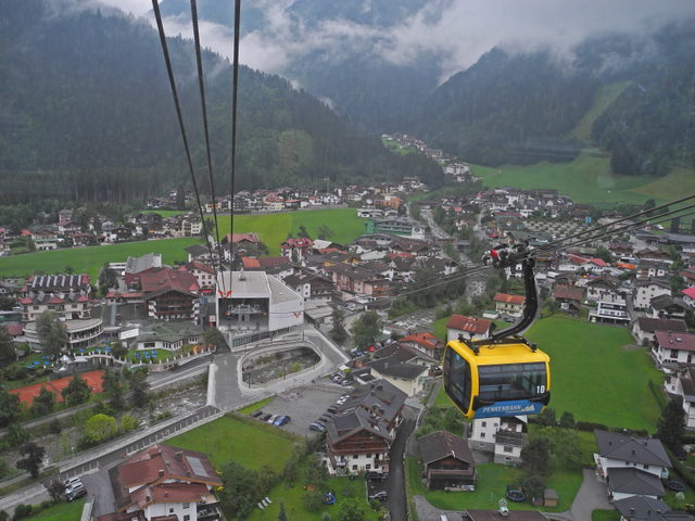 Penkenbahn und Ortsansicht von Mayrhofen