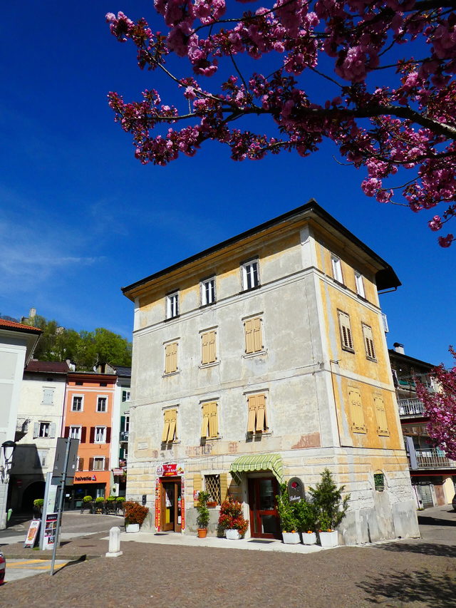 Historisches Haus an einem Platz in Borgo Valsugana