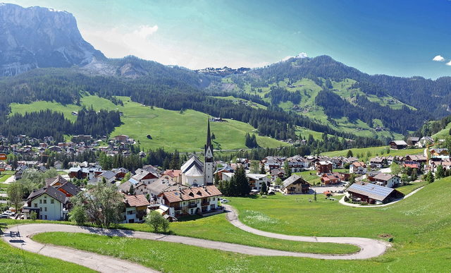 Abtei mit Kirche und Dorfhäusern unter den Felswänden von Heiligkreuz