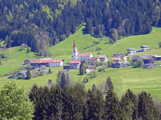 Kontextbild: Ortsansicht von Thal bei Sulzberg zwischen grünen Wiesen