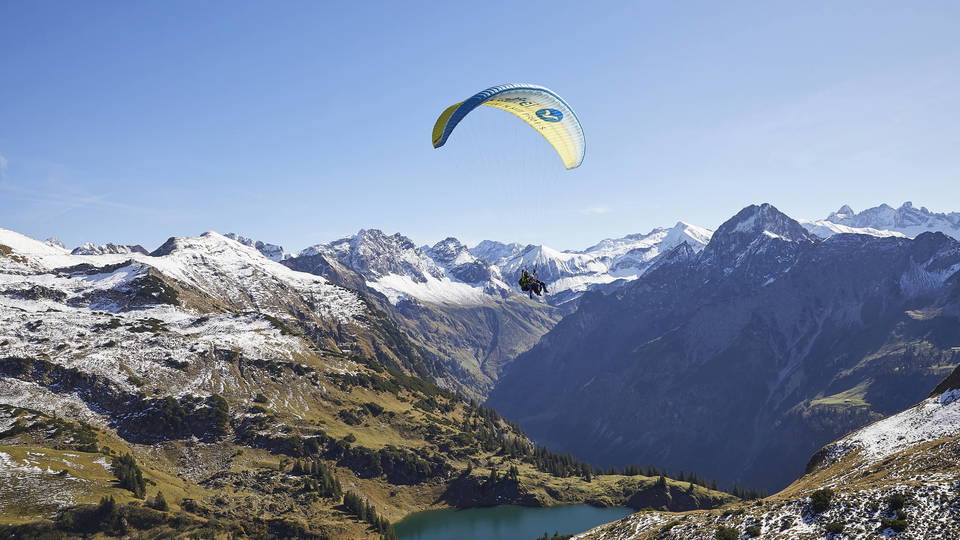 Gleitschirm-Tandemflug über dem Seealpsee am Nebelhorn