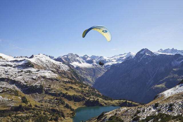Gleitschirm-Tandemflug über dem Seealpsee am Nebelhorn
