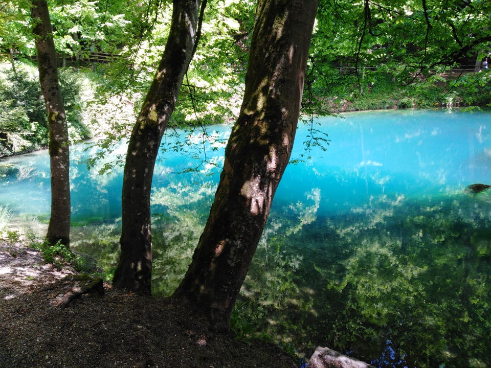 Blautopf Blaubeuren – blaue Karstquelle und die Schöne Lau