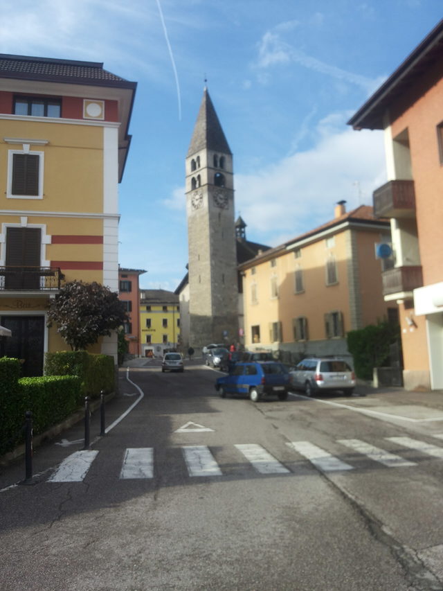 Häuser und Kirchturm im Zentrum von Malé