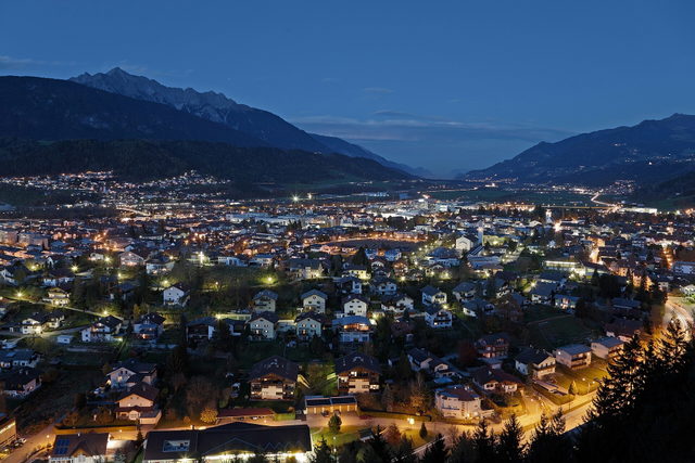Wattens mit beleuchteten Straßen und Häusern in der Abenddämmerung