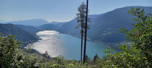 Ossiacher See mit Bergen als Landschaftsmotiv