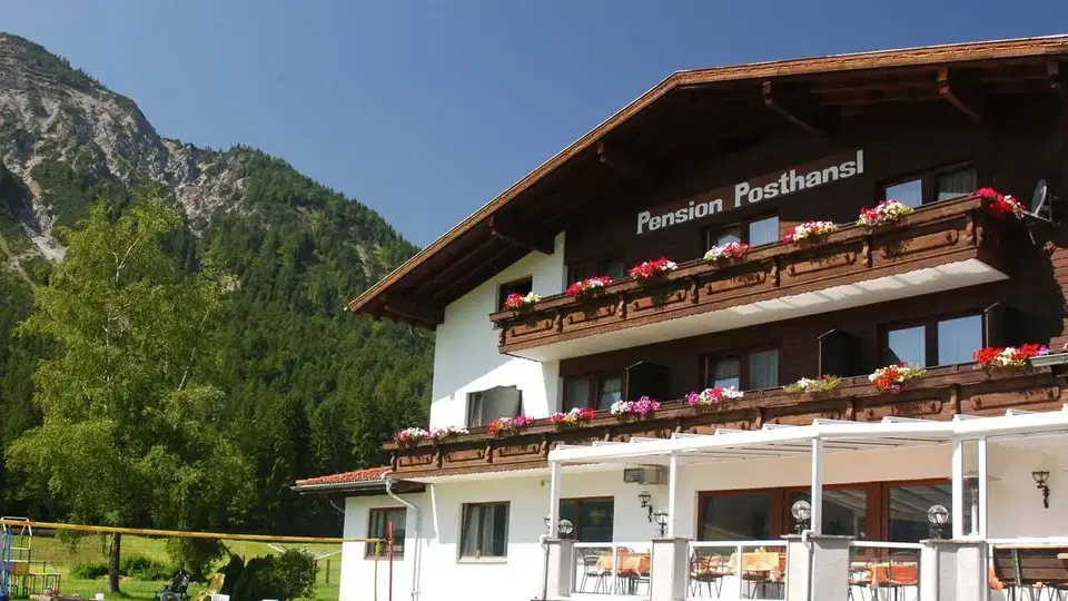 Pension Posthansl mit Balkonen und Terrasse im Sommer