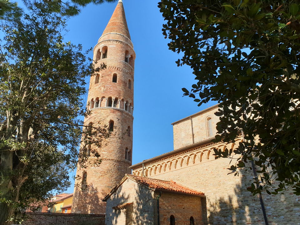 Altstadt Caorle – Domplatz, Glockenturm und bunte Fischergassen
