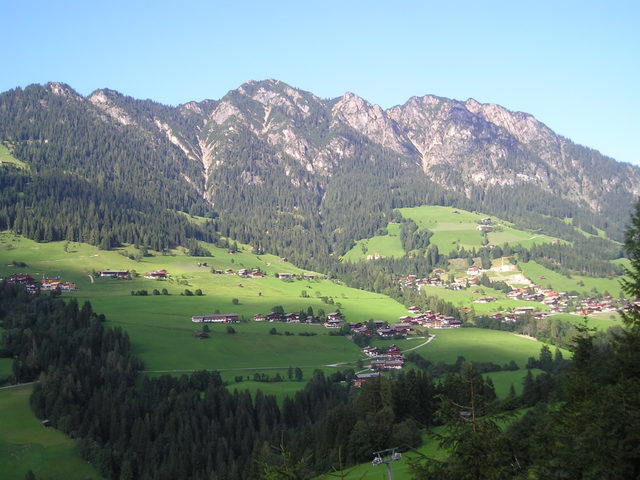 Alpbach mit grünen Wiesen vor der Gratlspitze