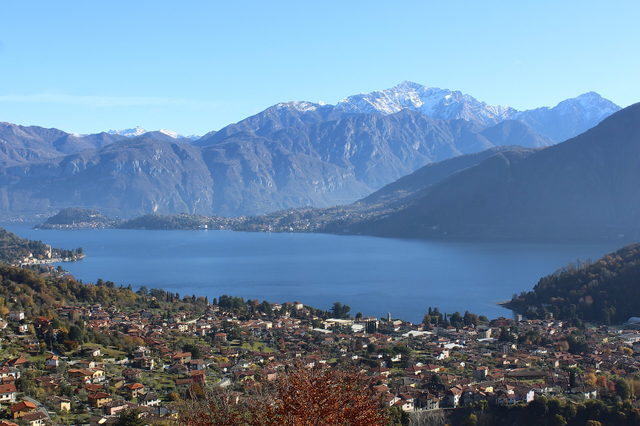 Blick über Tremezzina auf den Comer See und die Berge