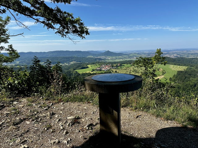 Aussicht am Dreifürstenstein auf das Albvorland
