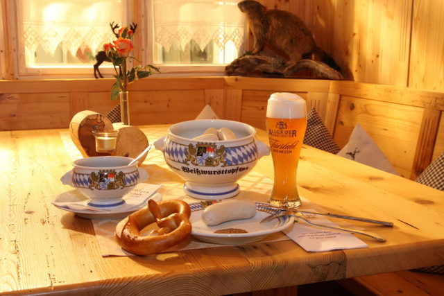 Weißwürste mit Brezel und Bier im Gastraum