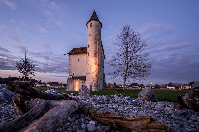 Beleuchtete Mittelweiherburg in Hard in der Abenddämmerung