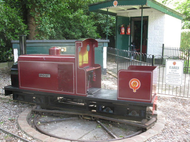 Symbolbild: Miniaturlokomotive einer Gartenbahn