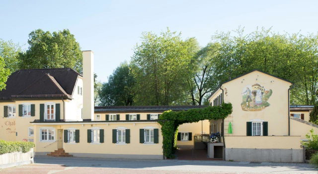 Außenansicht des Hotel Chalet zum Kurfürst in Oberschleißheim