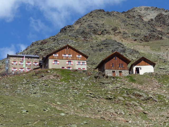 Breslauer Hütte mit Nebengebäuden oberhalb von Vent