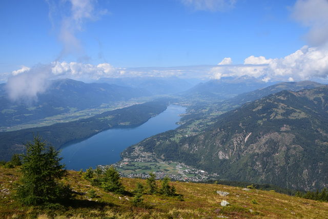 Blick vom Mirnock auf Millstätter See und Drautal als Landschaftsmotiv