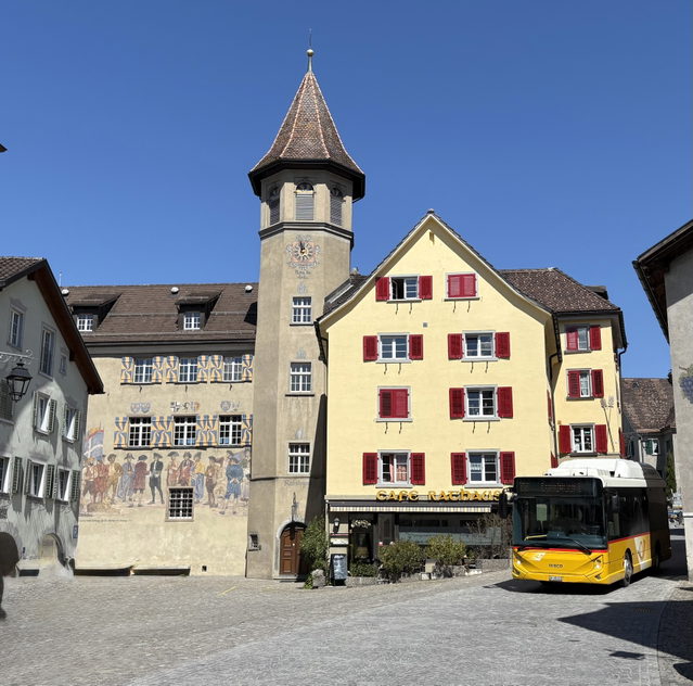Historische Häuser und Turm im Zentrum von Maienfeld