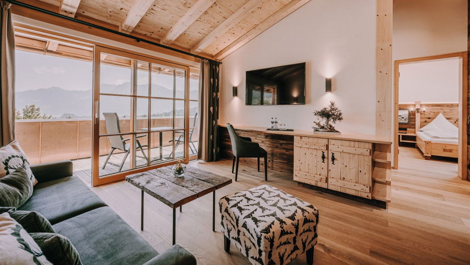 Wohnraum, Balkon und Zugang zum Schlafzimmer in der SPA-Suite Nebelhorn.